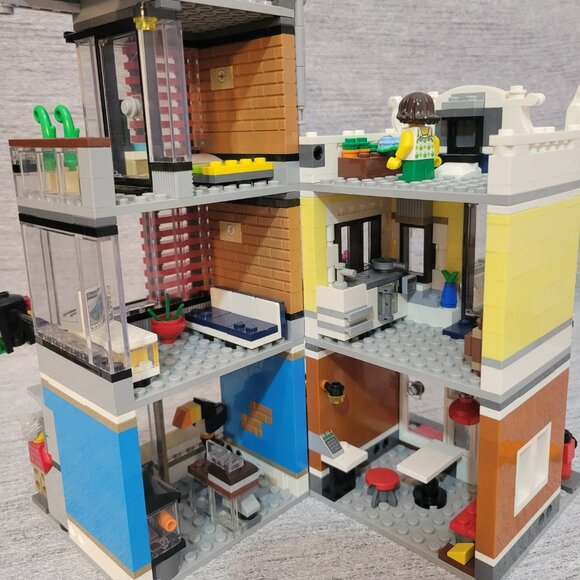 Lego Creator 3 in 1 Townhouse Pet Shop & Café 31097 - Picture 6 of 8